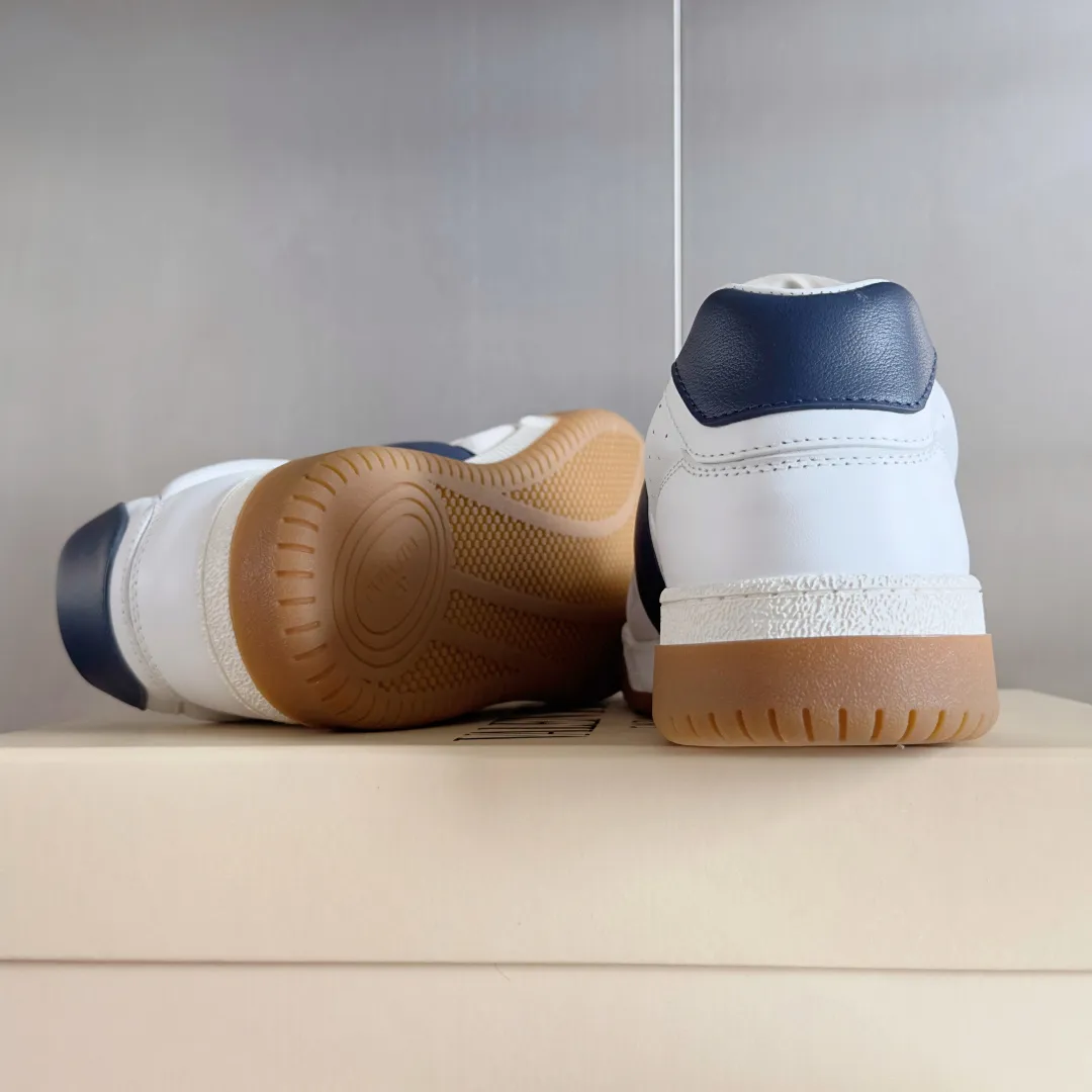 [Valentino] P: 800💰 Couple model, size: ▪️Size: Women's model 35-40 / Men's model 39-44 (45 customized) Valentino Valentino Couple model Joie de Jouer series Velcro Thick sole Bread shoes Couple model Casual sports shoes White shoes Original purchase and development Production Joie de Jouer series The style is simple but not out of style. The pure white base is paired with fresh green and soft beige, and the unique Velcro design highlights your personality. Every detail tells the fashion and quality. Wear it, take a confident step, and start the fashion journey. Exquisite packaging at the delivery counter🛍📦 ▪️Fabrics: Original custom imported first-layer cowhide ▪️Inner lining: Original custom-made soft sheepskin lining ▪️Outsole: Original open-molded anti-slip TPU material ▪️Sole thickness: 3.5CM